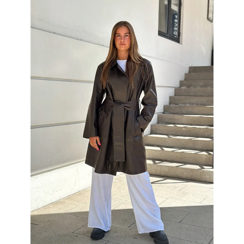 Trendy Naia trenchcoat in soft leather / 51118 - Chocolate