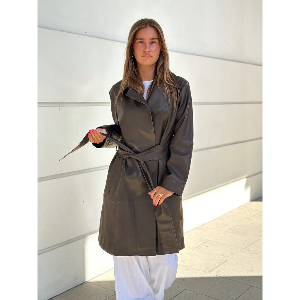 Trendy Naia trenchcoat in soft leather / 51118 - Chocolate